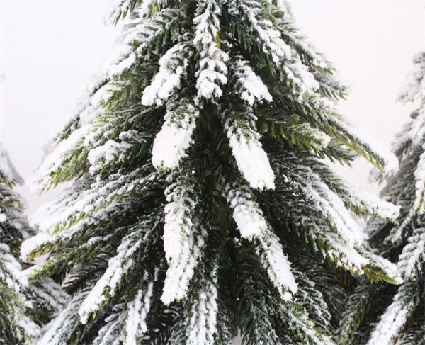 Piccolo albero di Natale per la neve di Natale